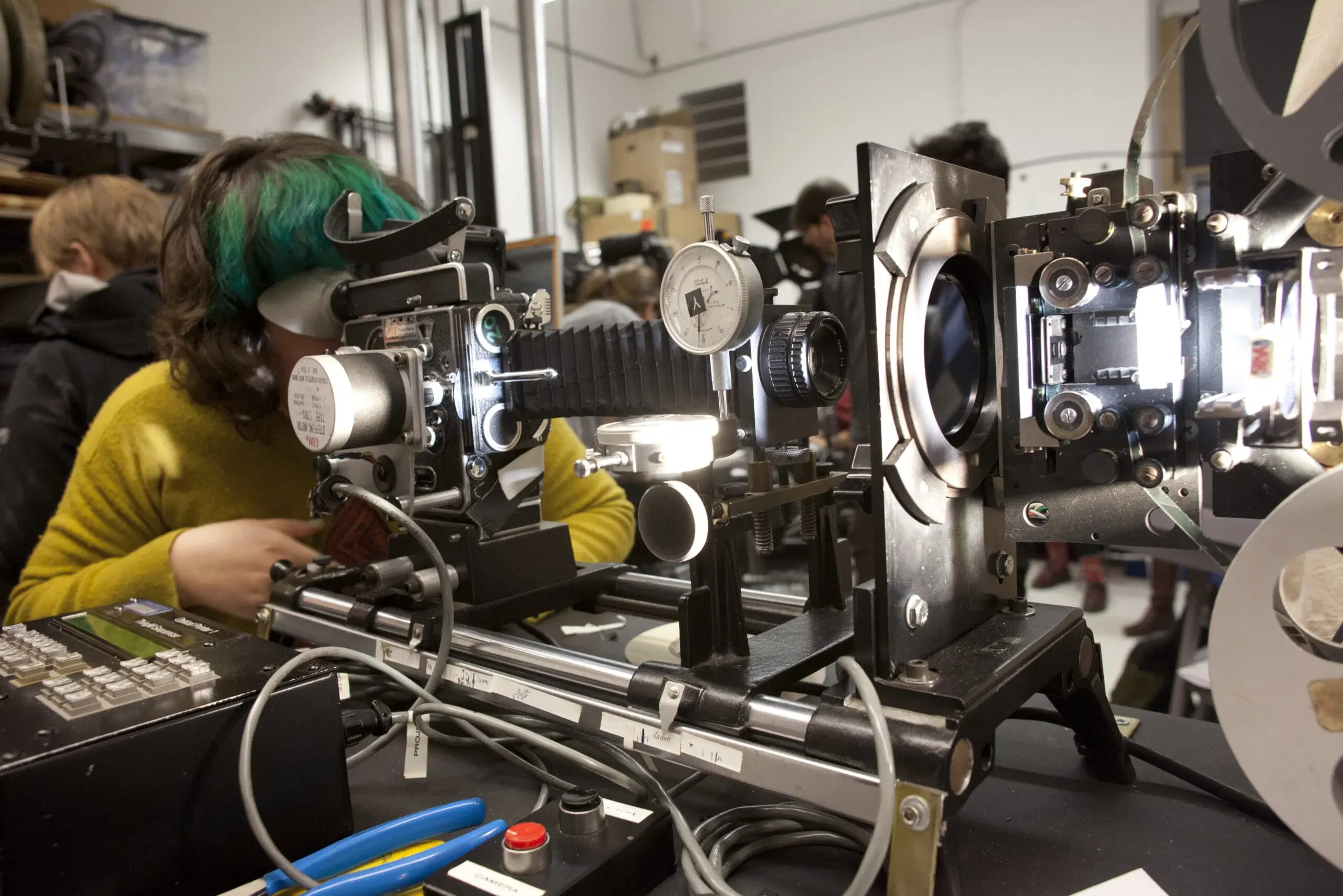 Filmmaker aan het werk met een analoge camera